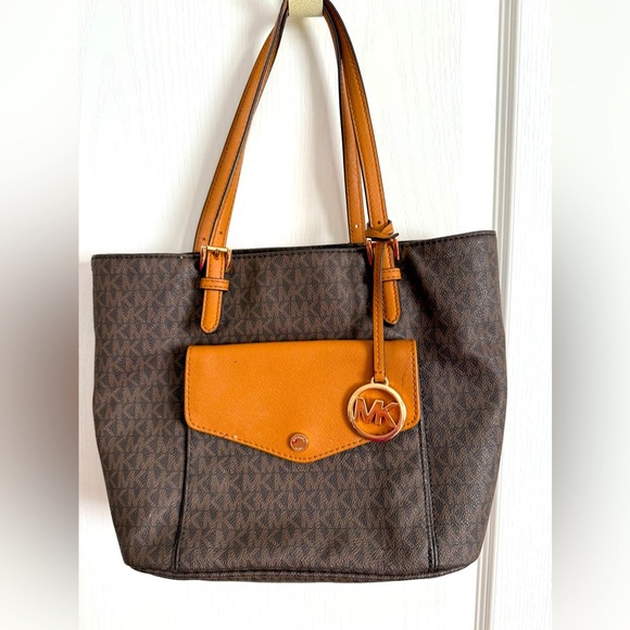 Michael Kors Medium Jet Set Snap Pocket Tote in Chocolate - Picture 1 of 9